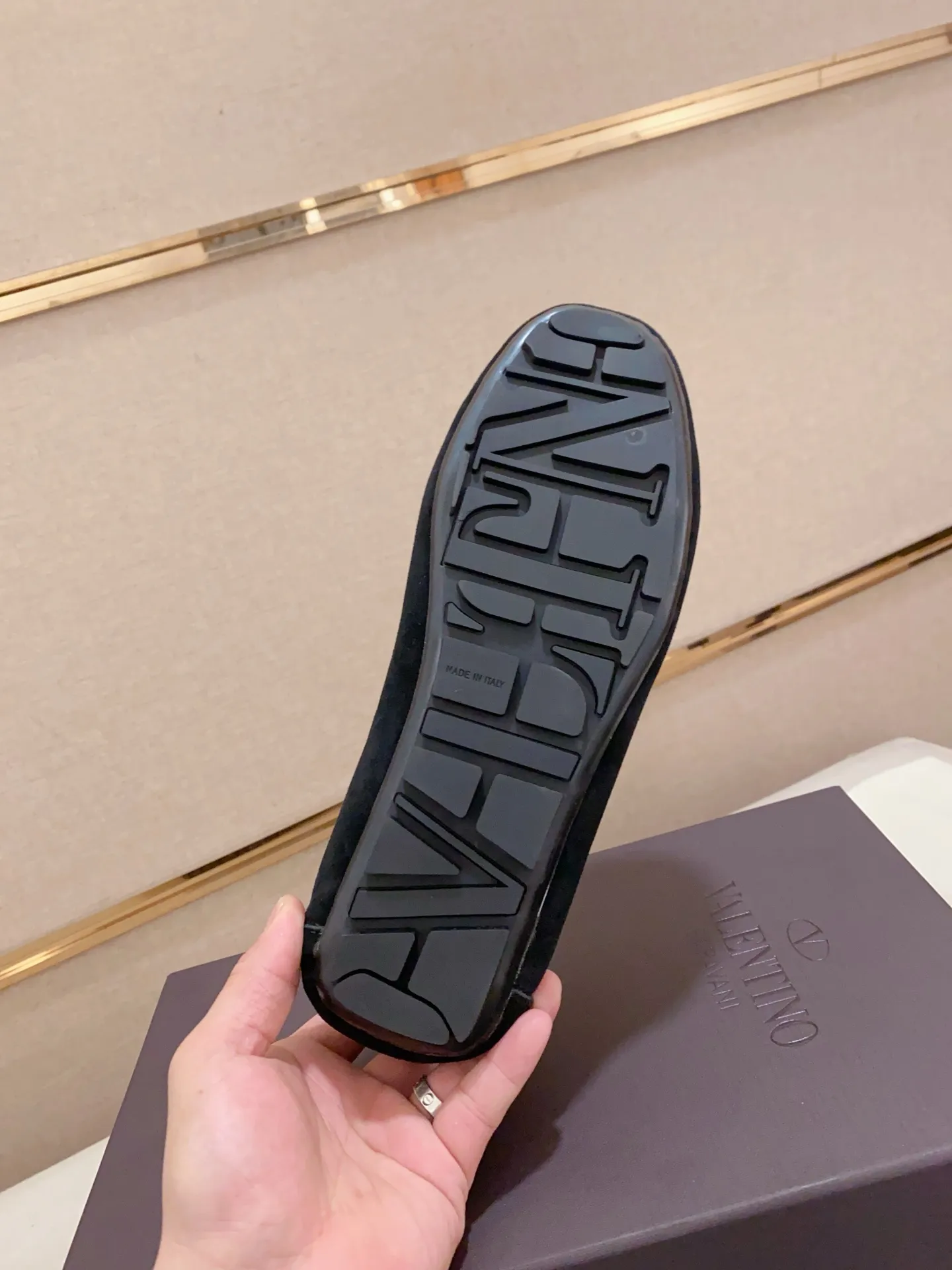Men's shoes💰: 680💰VALENTINO, made of imported cowhide with imported water-dyed cowhide lining, iconic hardware and iconic wear-resistant outsole. 38-44. 45 VALENTINO packaging can be customized to enjoy the brand’s iconic product packaging
